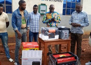 Walungu : Sous le financement de la DDC, la RACOCO FM remet à son tour un kit informatique au groupement de Karhongo/Nyangezi.