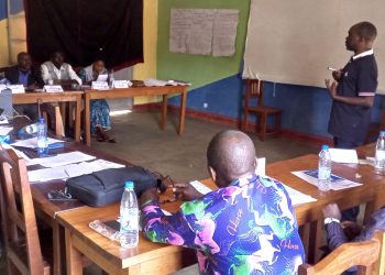 WALUNGU: La radio communautaire LA COLOMBE FM forme ses journalistes et membres des groupes d’écoute sur le processus électoral.