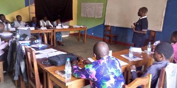 WALUNGU: La radio communautaire LA COLOMBE FM forme ses journalistes et membres des groupes d’écoute sur le processus électoral.