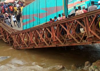 MWENGA: Le pont sur la rivière Kibe cède de suite du surpoids d’un camion.