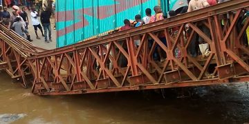 MWENGA: Le pont sur la rivière Kibe cède de suite du surpoids d’un camion.