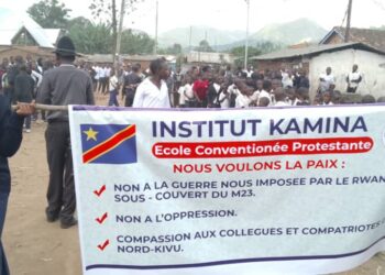 NYANGEZI/JIF : Les élèves filles de l’Institut et EP Kamina réclament la paix et l’unité nationale en RDC