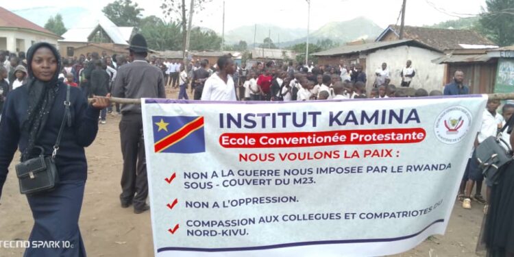 NYANGEZI/JIF : Les élèves filles de l’Institut et EP Kamina réclament la paix et l’unité nationale en RDC