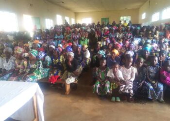 KANIOLA : Les femmes passent la JIF dans la méditation aux côtés du curé de leur paroisse