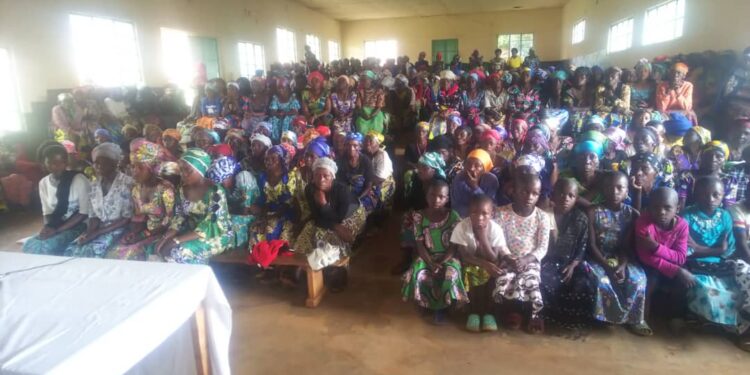 KANIOLA : Les femmes passent la JIF dans la méditation aux côtés du curé de leur paroisse