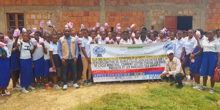 Kalehe : le Club des filles reporters de la RCBu sensibilise 100 filles de Hombo sur l’hygiène menstruelle