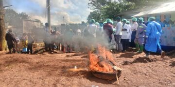 Kalehe : Les infirmiers et agents de santé de la zone de santé de Kalehe dans la rue pour réclamer leurs salaires de 6 mois impayés