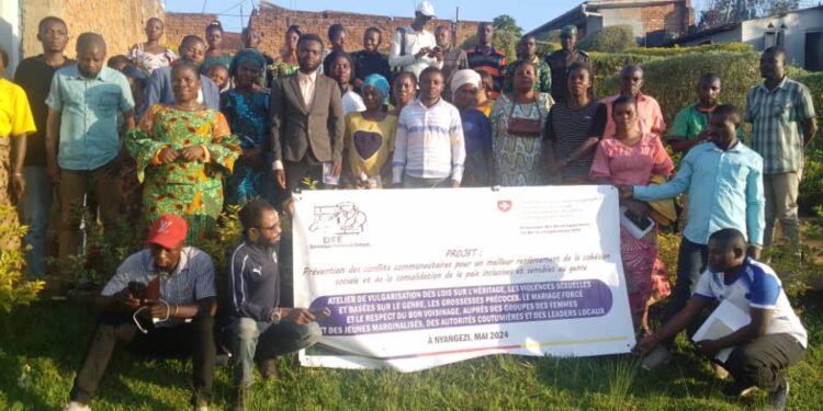 Nyangezi : DFE forme les membres de la communauté sur l’héritage et les avantages de l’enregistrement des enfants à l’état civil en 90 jours requis par la loi.