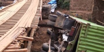 Nyangezi : Un accident routier fait des blessés et un camion endommagé sur la passerelle de déviation sur la rivière Kansise
