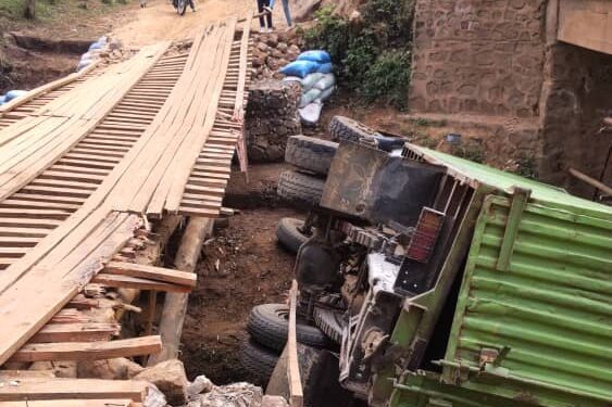 Nyangezi : Un accident routier fait des blessés et un camion endommagé sur la passerelle de déviation sur la rivière Kansise