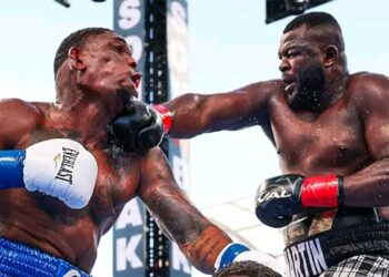 RDC/Box : Le boxeur congolais Martin Bakole remporte la victoire par KO contre l’Américain Jared Anderson.