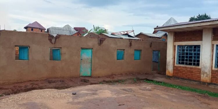 Walungu : Des fortes pluies accompagnées d’un vent violent causent des dégâts multiformes à Nyangezi