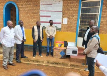 Walungu : Grâce à la DDC, la RACOCO FM dote la chefferie de Ngweshe des matériels informatiques de l’ère pour renforcer la bonne gouvernance.