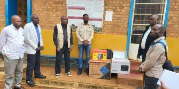 Walungu : Grâce à la DDC, la RACOCO FM dote la chefferie de Ngweshe des matériels informatiques de l’ère pour renforcer la bonne gouvernance.