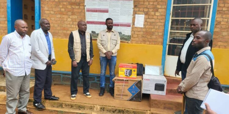Walungu : Grâce à la DDC, la RACOCO FM dote la chefferie de Ngweshe des matériels informatiques de l’ère pour renforcer la bonne gouvernance.