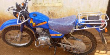 Walungu : la Radio Communautaire la Colombe de Nyangezi dotée d’une puissante moto AG 200 pour faciliter l’accès dans sa zone d’intervention du projet 