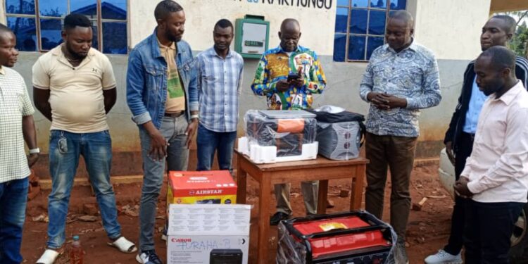 Walungu : Sous le financement de la DDC, la RACOCO FM remet à son tour un kit informatique au groupement de Karhongo/Nyangezi.