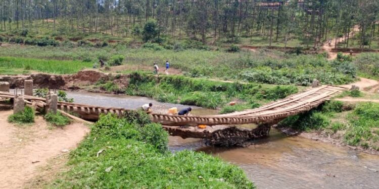 Nyangezi : L’état des passerelles sur des rivières met en danger la vie des usagers