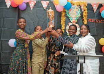 Bukavu : Quatre jeunes dont 3 filles et un garçon remportent la coupe de la DFJE sur l’égalité des sexes