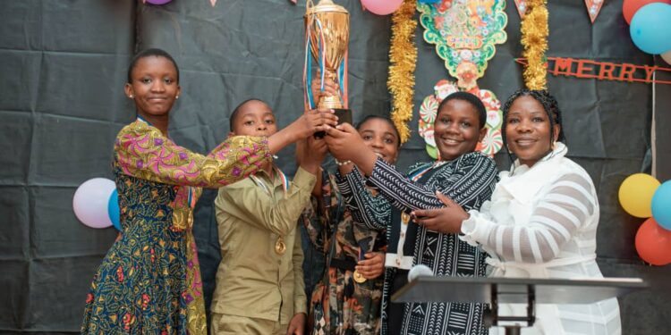 Bukavu : Quatre jeunes dont 3 filles et un garçon remportent la coupe de la DFJE sur l’égalité des sexes