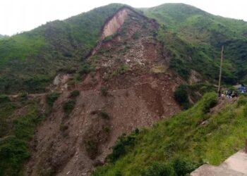 Walungu : Un éboulement de terre coupe le trafic entre Bukavu et Kamanyola dans les escarpements de Ngomo sur la RN5