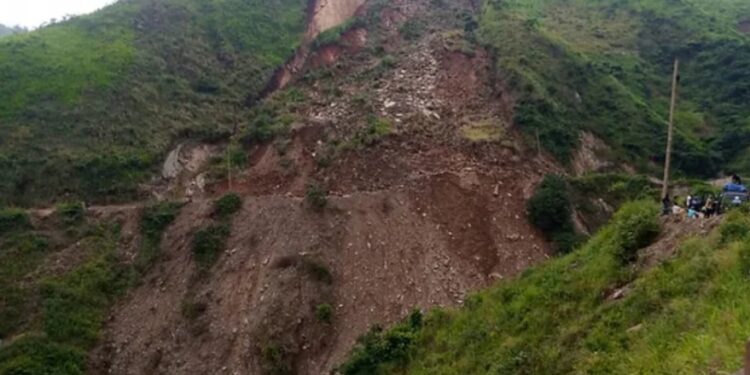 Walungu : Un éboulement de terre coupe le trafic entre Bukavu et Kamanyola dans les escarpements de Ngomo sur la RN5