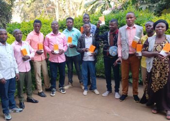 Bukavu : la RACOCO FM dote ses groupes d’écoute des téléphones portables pour renforcer le système de communication