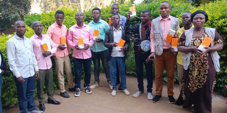 Bukavu : la RACOCO FM dote ses groupes d’écoute des téléphones portables pour renforcer le système de communication