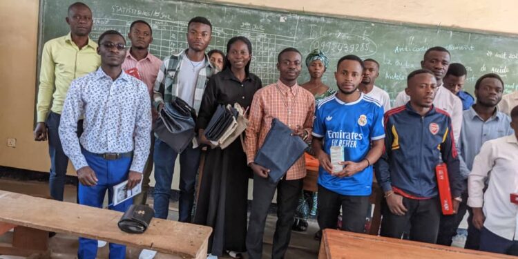 Bukavu : la SEWA-RDC au chevet de ses membres victimes de l’incendie et de la guerre