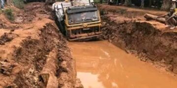 Mwenga : Délabrement du tronçon routier Mwenga-Kitutu, la société civile dresse le calvaire des usagers