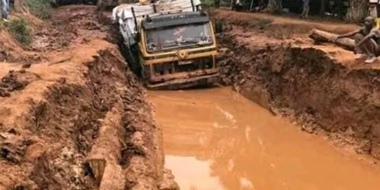 Mwenga : Délabrement du tronçon routier Mwenga-Kitutu, la société civile dresse le calvaire des usagers