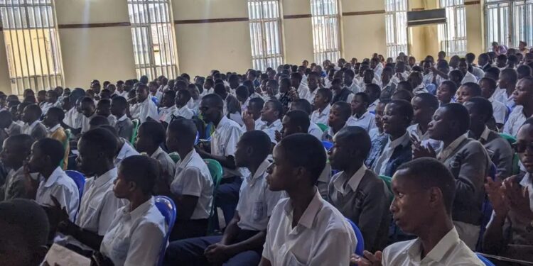 ‎Bukavu : plus de 450 élèves mobilisés au “Mois vert” pour repenser l’environnement urbain et transformer les déchets en opportunités écologiques