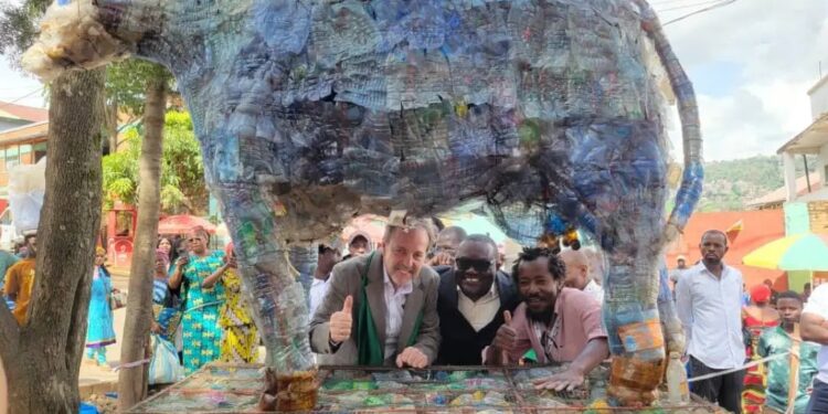 ‎Mois vert : plus de 41 000 bouteilles plastiques transformées en œuvres d&rsquo;art urbaines spectaculaires à Bukavu  ‎